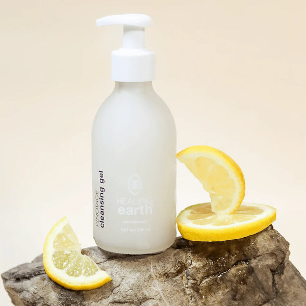 dettaglio-flacone-in-vetro-detergente-pinotage-ambientato